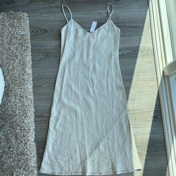 Aritzia slip midi dress - Picture 4 of 4
